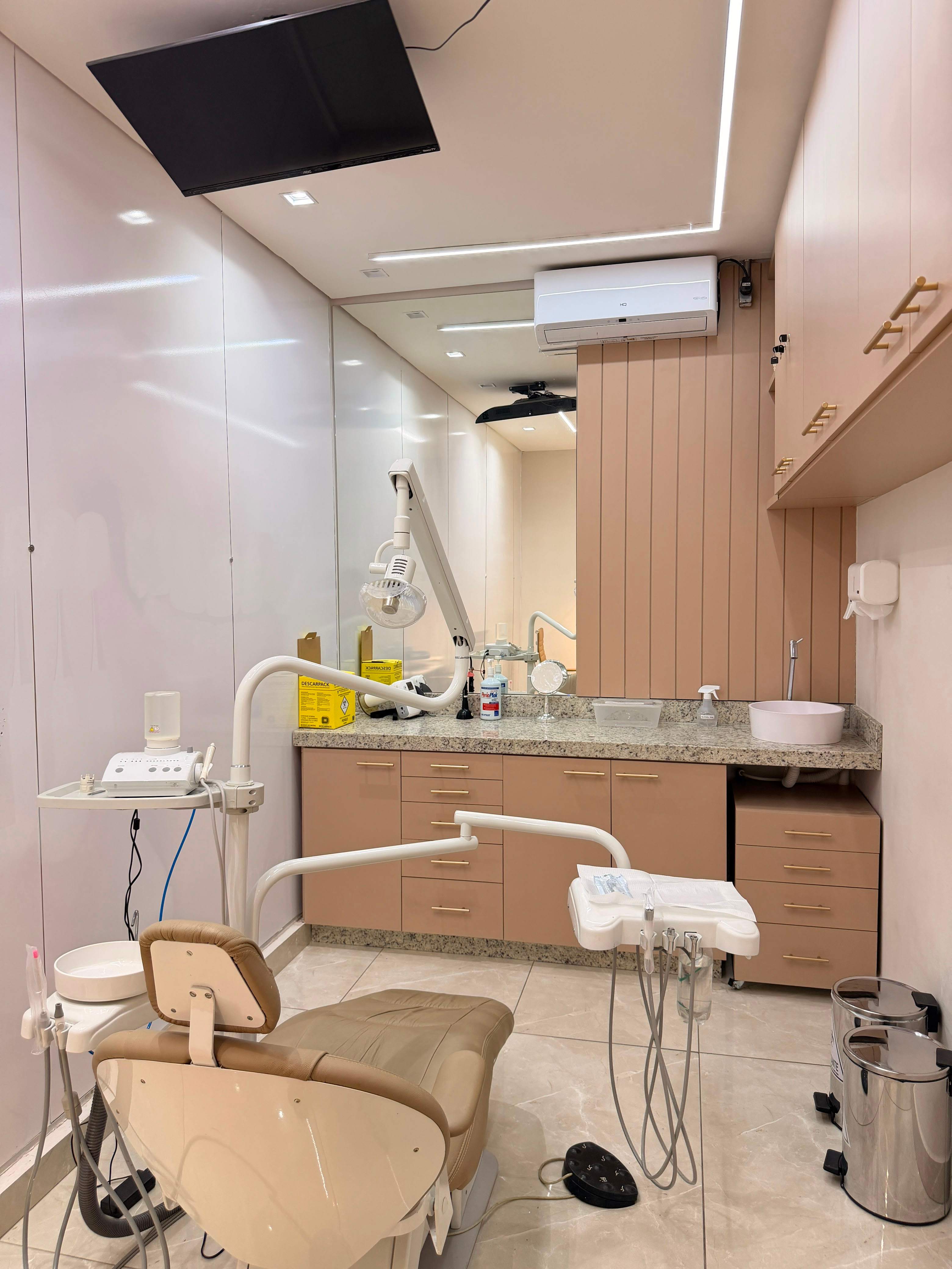 Consultório da Essence em plano mais aberto, com cadeira odontológica e bancada de atendimento