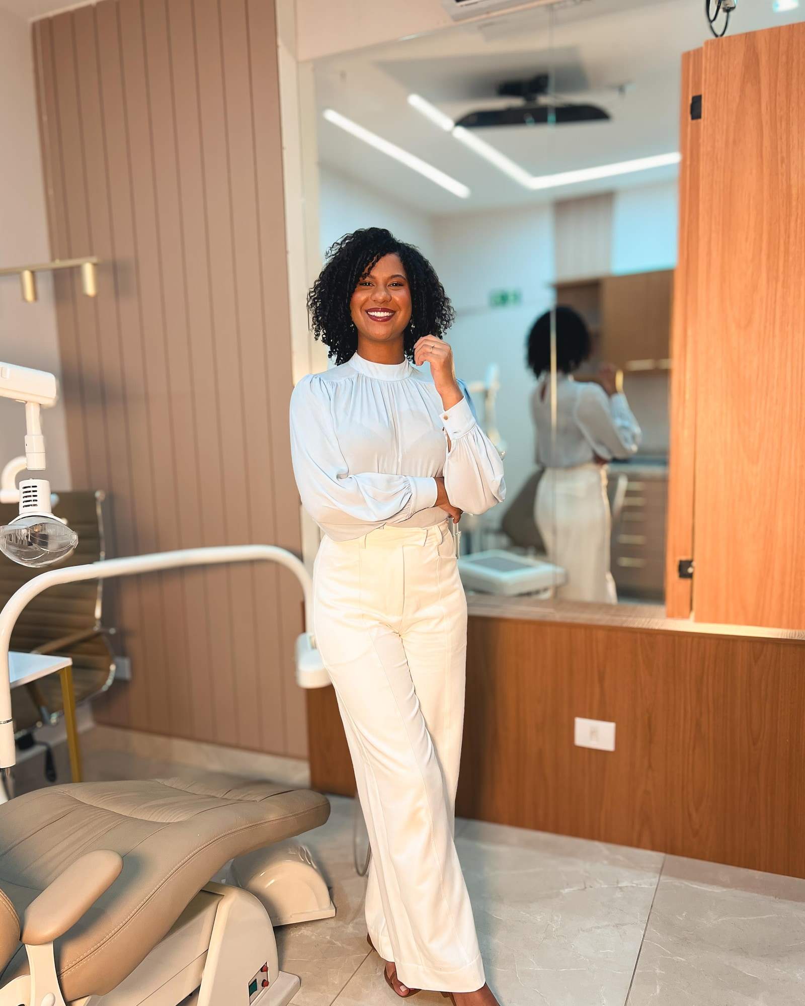 Proprietária da Essence Odontologia Avançada no ambiente de atendimento da clínica